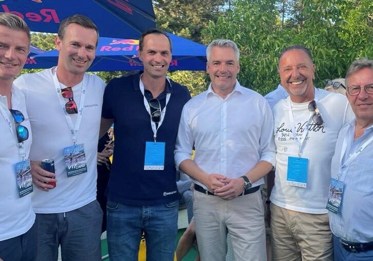 von links nach rechts Christian Bamberger, Günter Hehenfelder, Martin Gruber (alle Findustrial GmbH), Karl Nehammer (Bundeskanzler Österreich), Peter Schmehl und Heinz Moritz (PS Team GmbH)